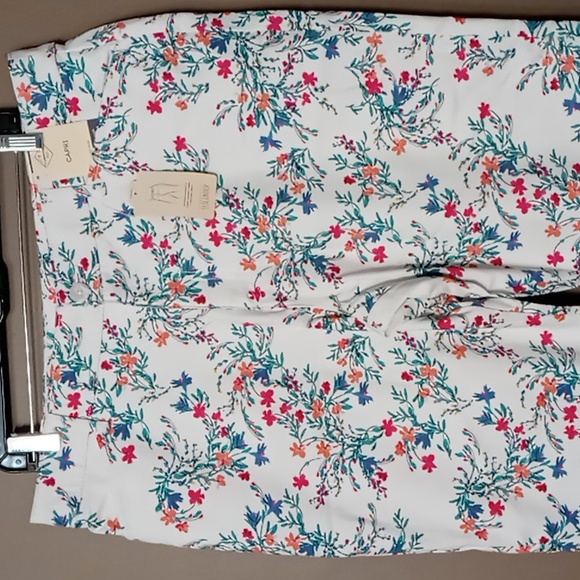 St. John's Bay Flowered Capri Pants Size 16 NWT - Picture 3 of 5